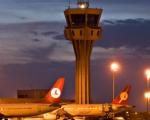 Turkish Airlines Maschinen vor einem Tower am Flughafen Atatürk in Istanbul - Der Flughafen Atatürk schließt zugunsten des Istanbul New Airport. © Istanbul Atatürk Airport