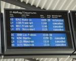 Lufthansa-Flugbegleiter: Streik am Freitag bundesweit - Durch einen erneuten Warnstreik am Donnerstag, 10. Januar, müssen Flugreisende in Deutschland mit Annullierungen und Verspätungen rechnen.