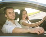 Paar fährt Auto - Über Ostern kosten Mietwagen in Reiseländern rund 15 Prozent mehr, über Pfingsten dagegen sinken die Preise.