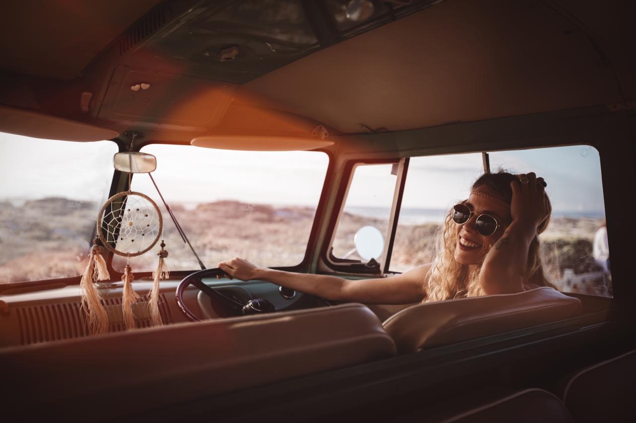 Camper+Van+Frau+Sonnenbrille+Vanlife