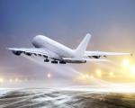 Flugzeug startet im Winterwetter - Heftige Schneefälle und gegebenenfalls auch Eisregen behindern ab Freitag den Flugverkehr im Norden und Nordosten der USA.
