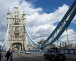 Verker auf der Tower Bridge - England will trotz steigender Inzidenzwerte keine neuen Corona-Maßnahmen erlassen.