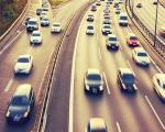 Autos auf einer Autobahn - Autobahnfahrer in Österreich und der Schweiz müssen ab 2022 etwas höhere Mautgebühren zahlen.