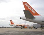 Heckansicht von Easyjet-Flugzeugen - Easyjet verbindet Berlin im Sommer 2021 direkt mit der Nordseeinsel Sylt. © Easyjet