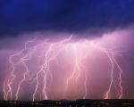 Gewitter mit Blitzen - Während den westlichen Kanaren heftige Unwetter drohen, warten die östlichen Inseln weiter seit Monaten auf Regen.