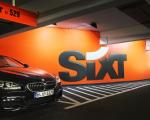 Sixt Auto in Garage mit Logo - Sixt belegt beim Service-Champion 2018 den ersten Rang aller Autovermieter. © Sixt