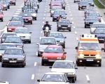 Ältere Autos auf der Autobahn - Auf niederländischen Autobahnen gilt künftig tagsüber ein Tempolimit von 100 Kilometern pro Stunde.