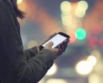 Frau mit Smartphone in der Hand - Mit der Premium-Variante ist sogar Livestream möglich.