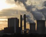Silhouette eines Kohlekraftwerks mit aufsteigendem Rauch vor einem Sonnenuntergang - Durch überschwemmte Kraftwerke leidet Südafrika derzeit unter einem akuten Energieengpass.