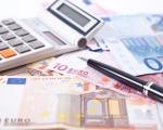 Euroscheine mit Taschenrechner - Bei Eurowings und Brussels müssen Kunden für einige Zusatzleistungen künftig tiefer in die Tasche greifen.