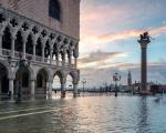Venedig Hochwasser Markusplatz - In Venedig herrscht aktuell wieder Hochwasseralarm, der Markusplatz steht unter Wasser.