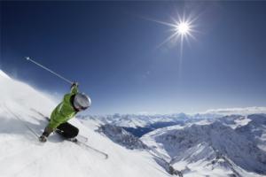 Skifahrer im Winter in Sotschi