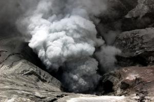 Aschewolke über einem Vulkan