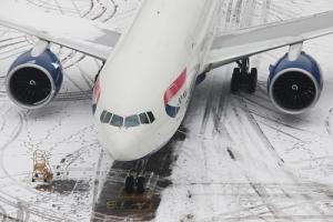 British Airways Flugzeug Rollfeld Heathrow Schnee