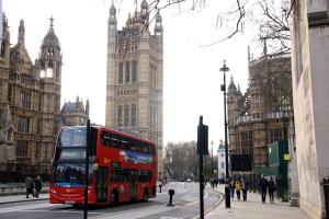 Großbritannien: London Bus, Houses of Parliament © Volkmann