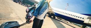 Flugzeug Kleidung Passagierin Koffer
