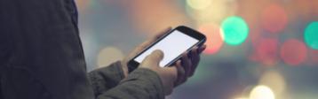 Frau mit Smartphone in der Hand