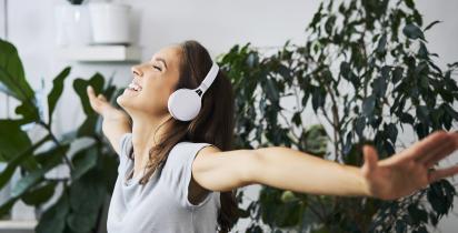 Frau+lachen+Musik+hören