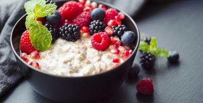 Ayurveda+Getreidebrei+Müsli+Frühstück+Früchte+Obst+Bowl+Wellness