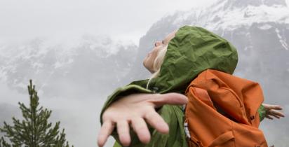 Wandern+Frau+Berge+Rucksack