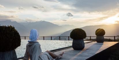 Frau entspannt am Pool in Südtirol Frau entspannt am Pool in Südtirol