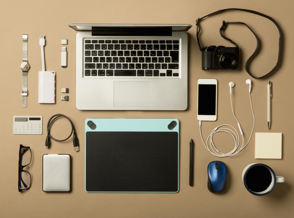 technik+packliste+smartphone+kamera+laptop+macbook