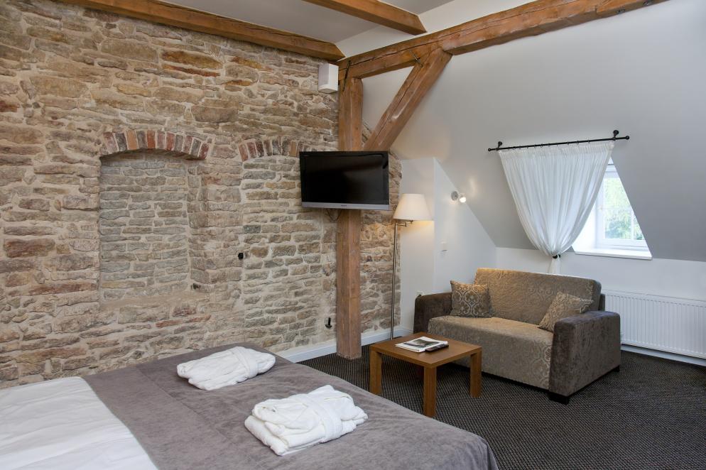 Hotelzimmer+Bademantel+Hotelbett