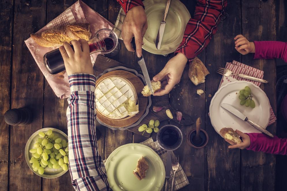 Abendessen-Familie-Wein-Käse