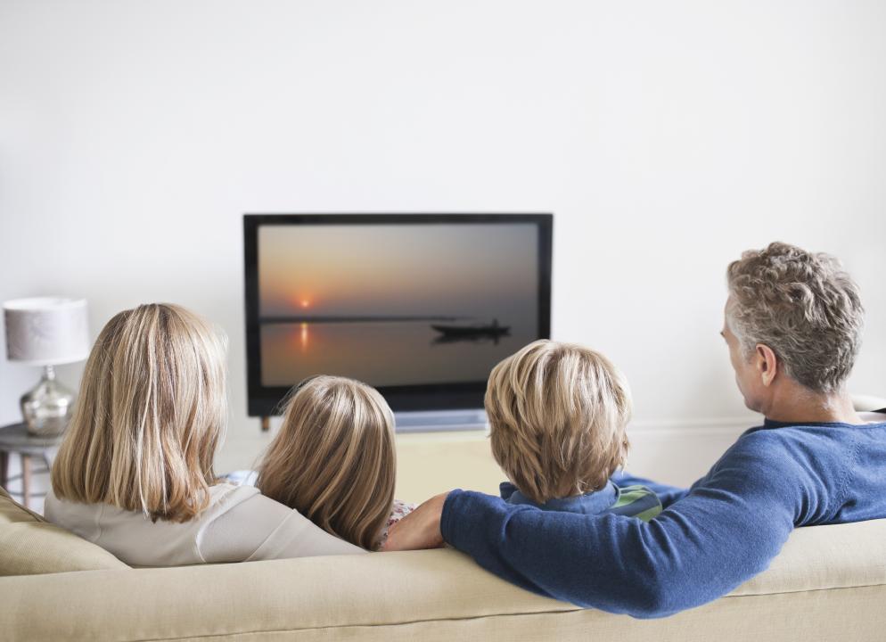 Fernseher+Familie_beim_Fernsehen