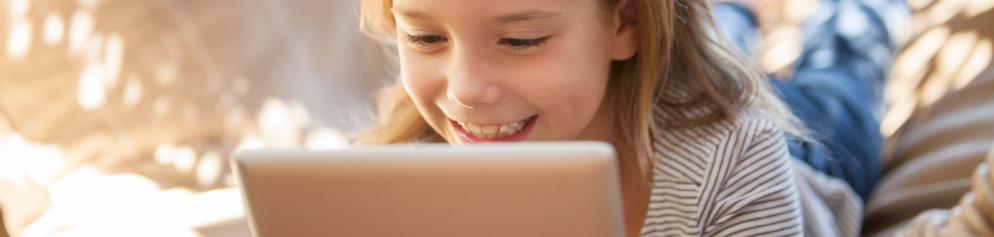Kind-Tablet-Hängematte-Emotion