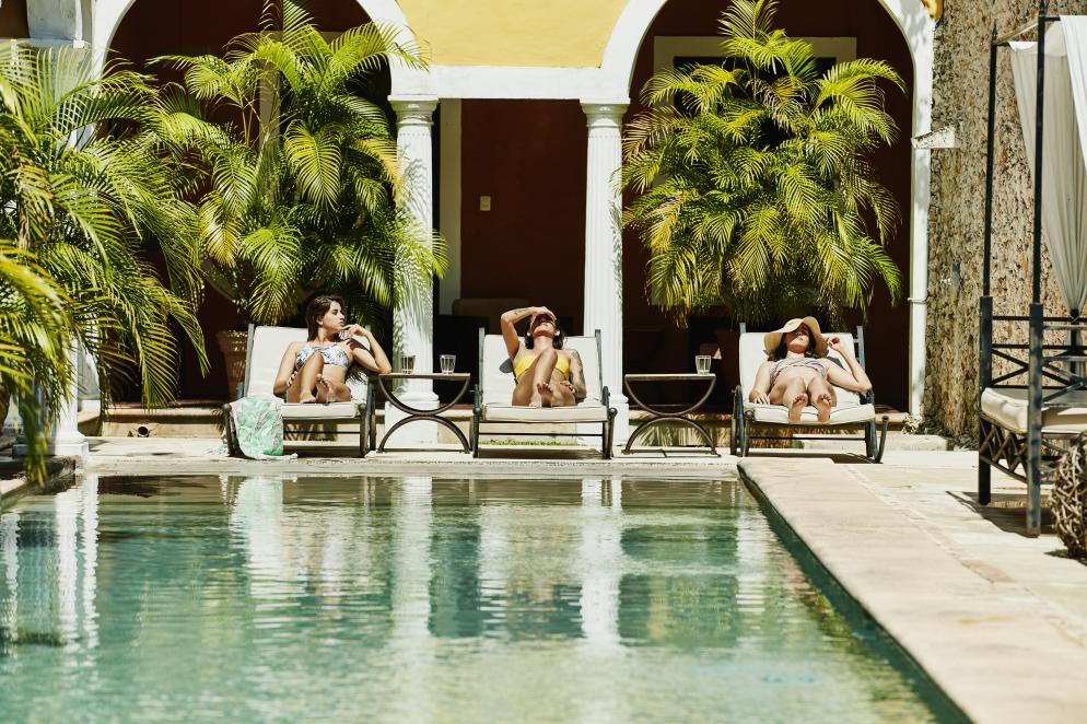 Pool+Urlaub+Sonnenliegen+Palmen