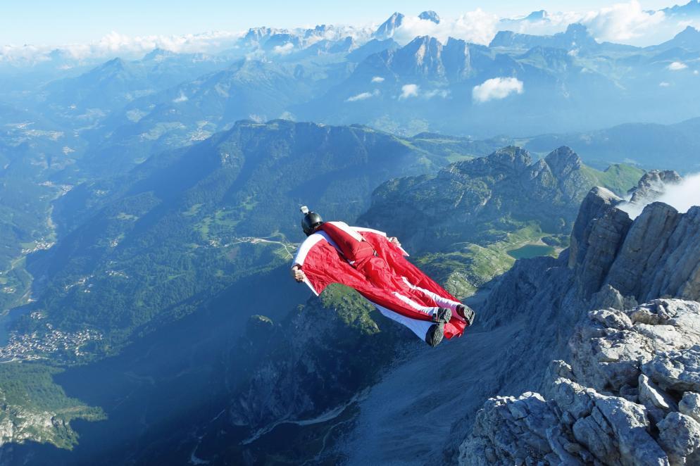 wingsuit+wingsuitfliegen+berge+extremsport