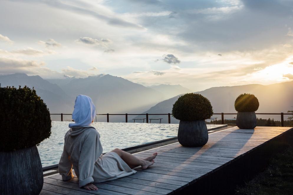 Wellness+Frau+Bademantel+Pool+Berge