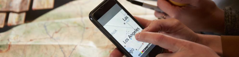 Tisch+Smartphone+Karte+Tasse+Mappe+Emotion