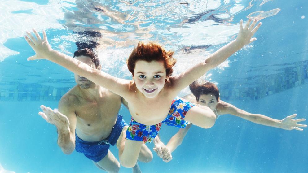 Sonstiges: Schwimmbad Familie