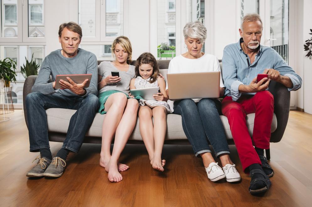 Reisen mit Kind: Familie - Buchen - Laptop - Tablet - Smartphone