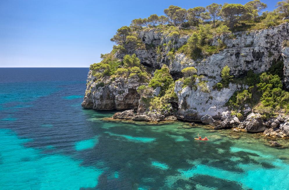 Spanien Menorca Küste Kajak Wassersport