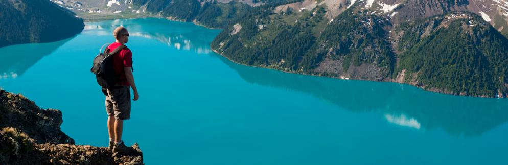Urlaubsfinder: schmal-Natur-Panorama-See-Berge-Mann-Aktiv-Wandern