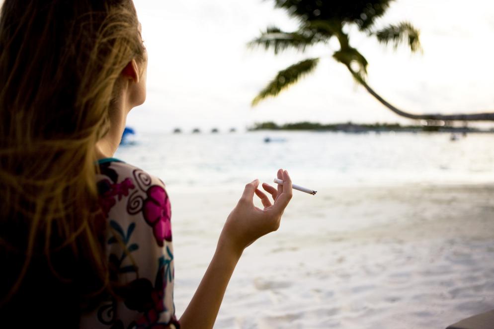 Sonstiges: Strand Frau Zigarette Rauchen