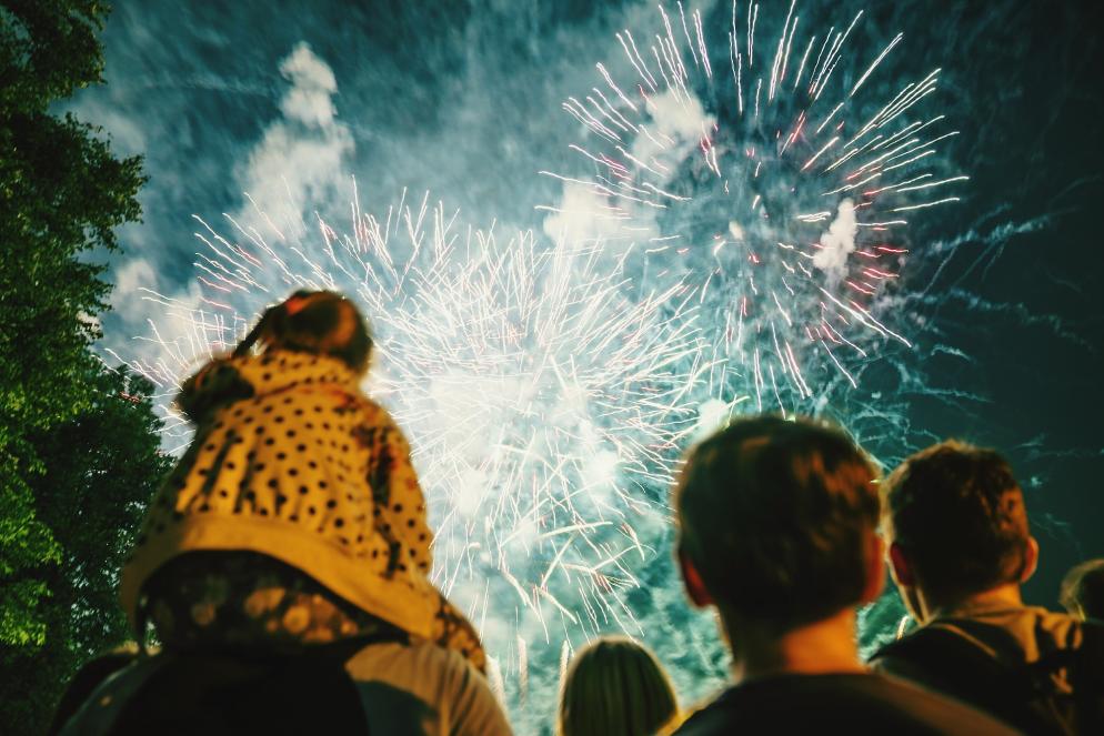 Menschen - Feuerwerk - Nacht